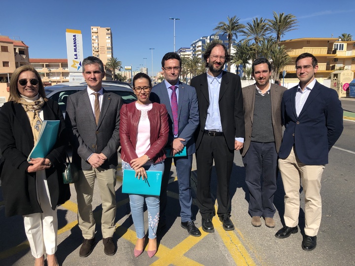 Los firmantes del convenio en La Manga del Mar Menor