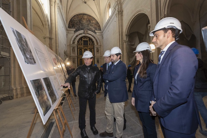 El presidente de la Comunidad, Fernando López Miras, visita la iglesia de San Esteban, en la última fase de sus obras de restauración (2)