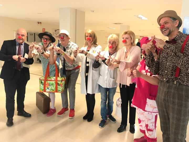 La consejera de Familia visita a los 'payasos de hospital' de la asociación Pupaclown en el Hospital Materno Infantil de la Arrixaca