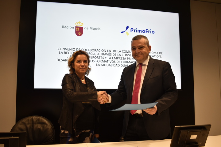Martínez-Cachá durante la firma de un convenio con la empresa Primafrío