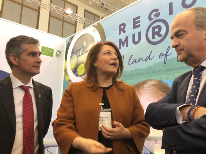 Del Amor junto y Carmen Crespo junto al director general de Agricultura, Paco González Zapater, en la Fruit Logistica