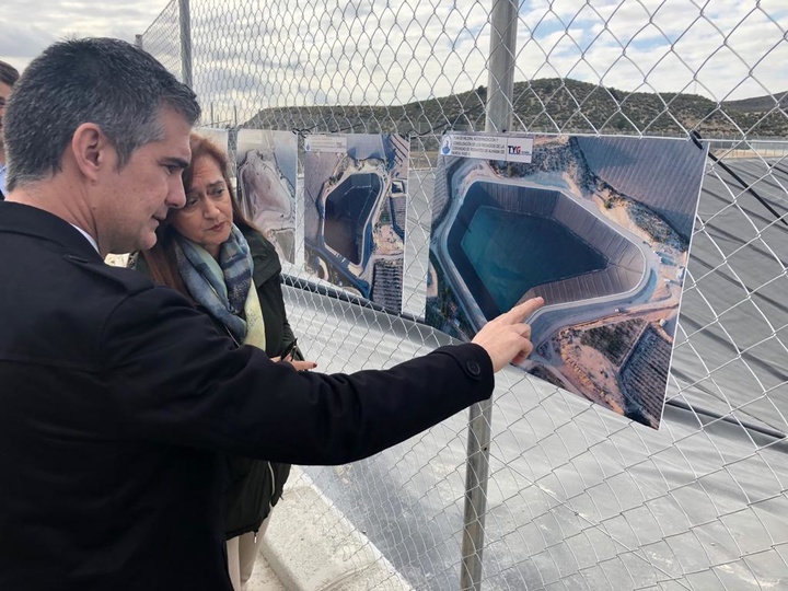 Mª Carmen Meseguer, arquitecta del proyecto, explicando a Del amor las obras acometidas en la comunidad de regantes