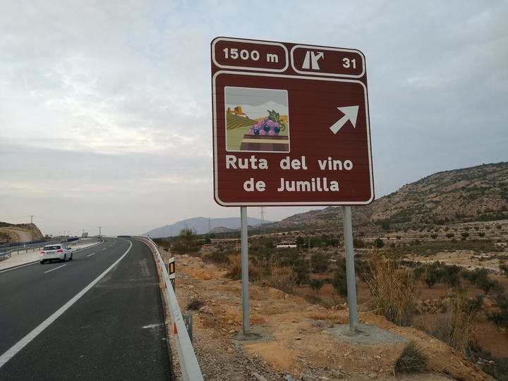 Uno de los nuevos carteles instalados para señalizar las rutas del vino