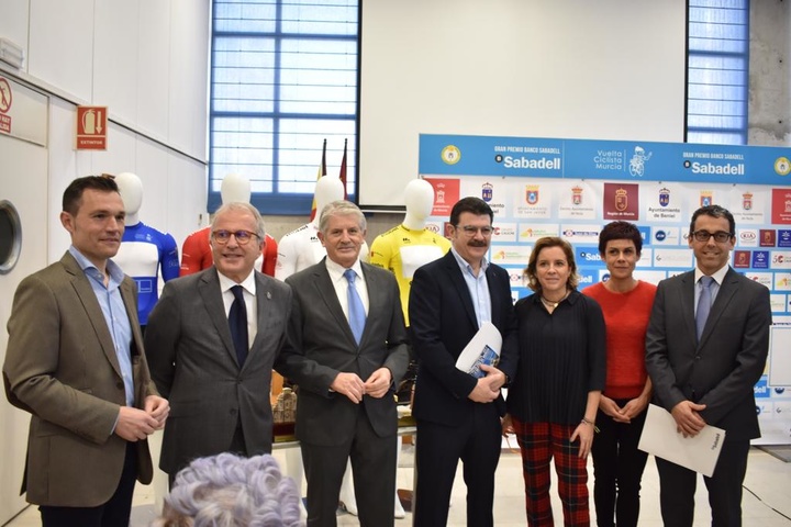 Martinez-Cachá presenta la XXXIX Vuelta Ciclista Internacional Región de Murcia