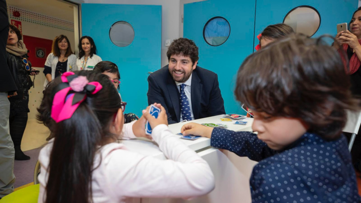 El presidente de la Comunidad visita el hospital infantil Virgen de la Arrixaca, con motivo del D&iacute;a Mundial del C&aacute;ncer Pedi&aacute;trico (3)