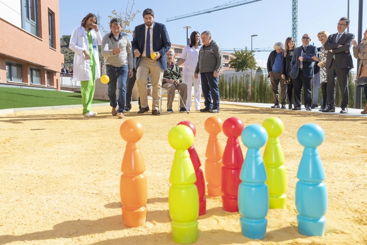El presidente de la Comunidad, Fernando López Miras, inaugura la residencia Montecantalar, centro especializado en psicogeriatría y salud mental (4)