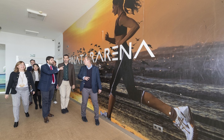 El presidente de la Comunidad, Fernando López Miras, visita las instalaciones del complejo deportivo  'Pinatar Arena' (2)