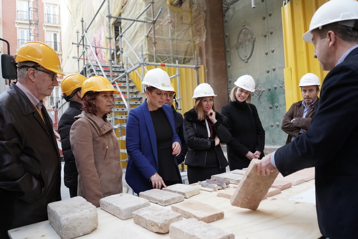 La consejera Noelia Arroyo asiste a los trabajos para cubrir la torre del campanario de la iglesia de Santa María de Cartagena