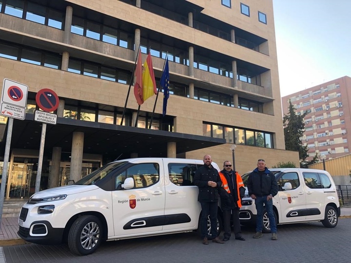 Dos nuevos vehículos refuerzan el parque móvil que mantiene la red regional de carreteras