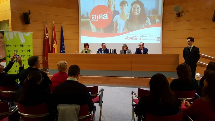 El consejero de Empleo, Universidades, Empresa y Medio Ambiente, Javier Celdrán, participó hoy en la iniciativa 'Gira Mujeres' de apoyo al emprendimiento (II)