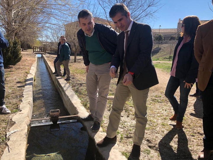 Del Amor y Delgado revisan la obra de mejora para evitar las pérdidas de agua en la acequia principal de esta comunidad de regantes