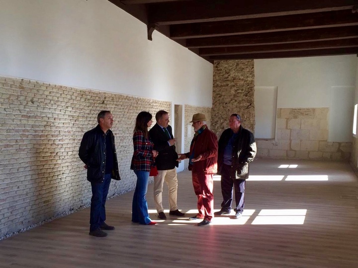 El director general de Comercio, Consumo y Simplificación Administrativa, Francisco Abril, y la concejal responsable de Comercio del Ayuntamiento de Lorca, María del Carmen Ruiz, visitaron hoy las obras de adecuación del antiguo pósito de panaderos de Lorca, para su nuevo uso como Casa del Artesano del municipio (II)