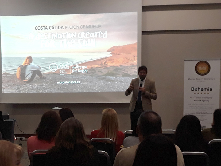 El director general del Instituto de Turismo, Manuel Fernández-Delgado, presentó el destino Costa Cálida ante a agentes de viajes del turoperador Bohemia con el fin de potenciar la atracción de turistas procedentes de Bulgaria