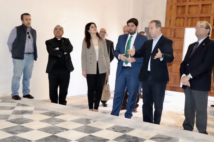 El presidente de la Comunidad durante la visita a la Capilla del Cristo del Socorro, en Cartagena (2)