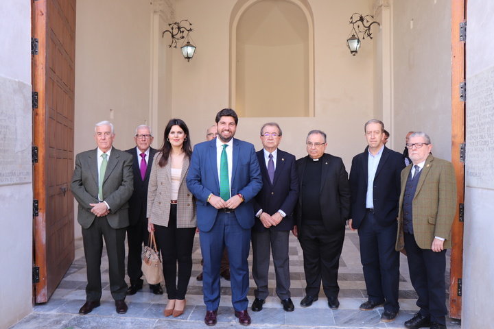 El presidente de la Comunidad durante la visita a la Capilla del Cristo del Socorro, en Cartagena (1)