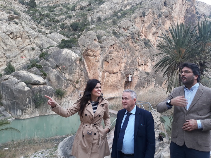 La consejera de Turismo inaugura la tirolina de Ojós, un nuevo reclamo turístico para el municipio