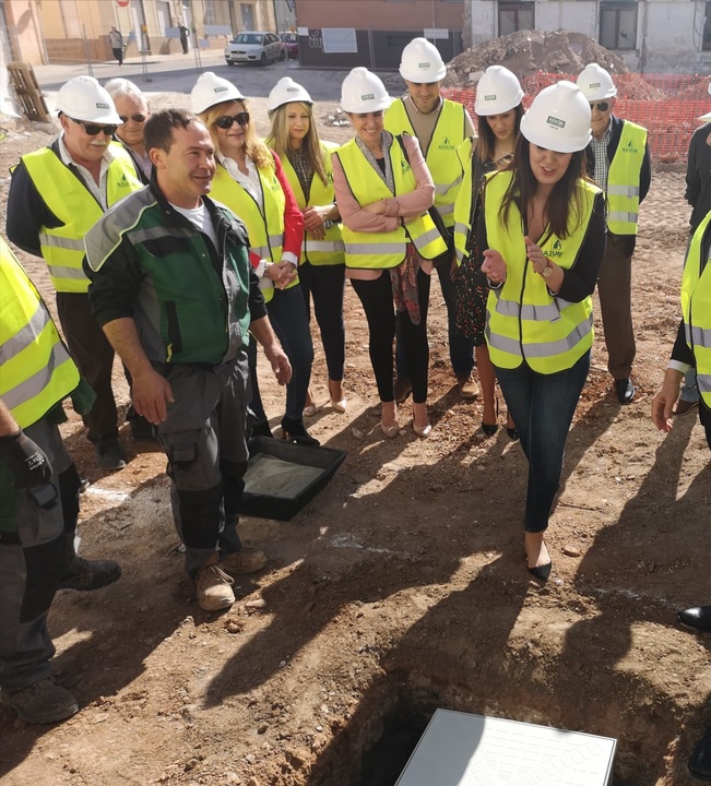 La consejera, durante la colocación de la primera piedra