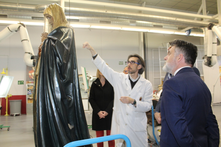 Cultura entrega la talla restaurada de la Virgen de la Soledad de los Pobres a la Cofradía Marraja (2)