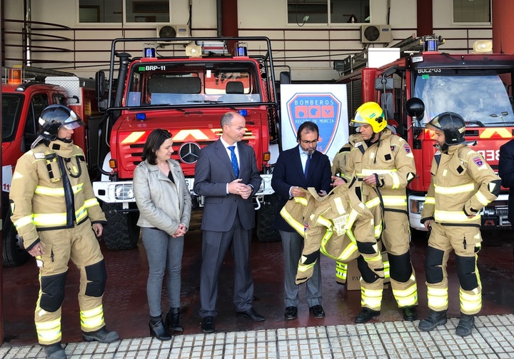 Los bomberos de la Región estrenan trajes protectores de última generación