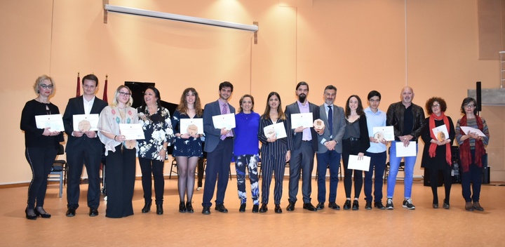 Martínez-Cachá entrega los Premios Extraordinarios de Enseñanza Artística a los 12 mejores alumnos