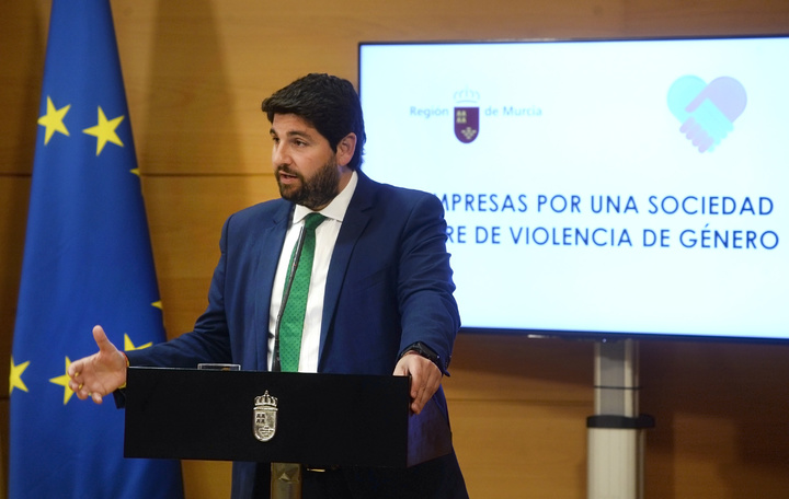 El presidente de la Comunidad, Fernando López Miras, recibe a los representantes de las empresas adheridas a la iniciativa 'Empresas por una sociedad libre de violencia de género' (II)