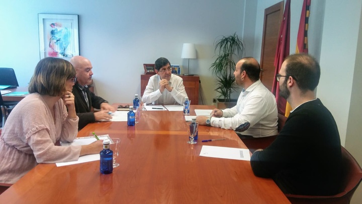 Reunión del consejero de Salud con representantes de la asociación 'Una bonita sonrisa'