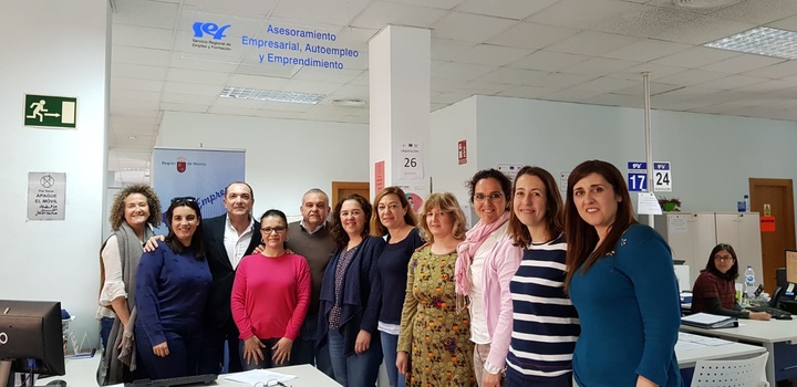 La directora del Servicio Regional de Empleo y Formación visita dos Oficinas de Empleo de Murcia