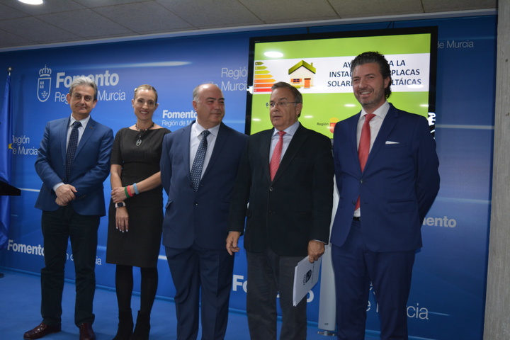 El consejero de Fomento informa de las ayudas de fotovoltaica (1)