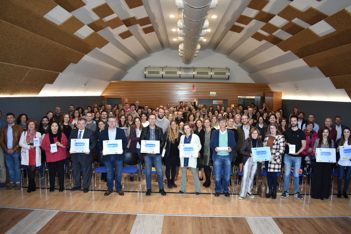Adela Martínez-Cachá entrega 80 placas de reconocimiento a los participantes y 40 trofeos a los centros de excelencia