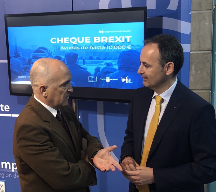 El consejero de Empleo, Universidades, Empresa y Medio Ambiente, Javier Celdrán, y el jefe del departamento de internacionalización del Instituto de Fomento, Fernando Díaz, informaron hoy sobre el 'Cheque Brexit'
