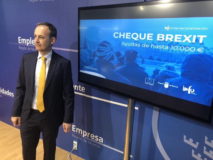 Imagen de la rueda de prensa para informar de la puesta en marcha del 'Cheque Brexit'