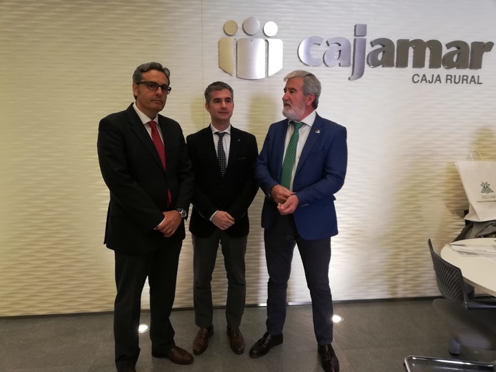 El consejero con el presidente de FECOAM, Santiago Martínez y el presidente de Anpier, Miguel Ángel Martínez