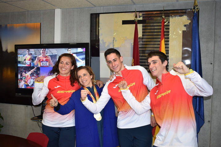 La consejera de Educación, Juventud y Deportes, Adela Martínez-Cachá, junto a los campeones de España de Atletismo Úrsula Ruiz, Sergio López y Mariano García