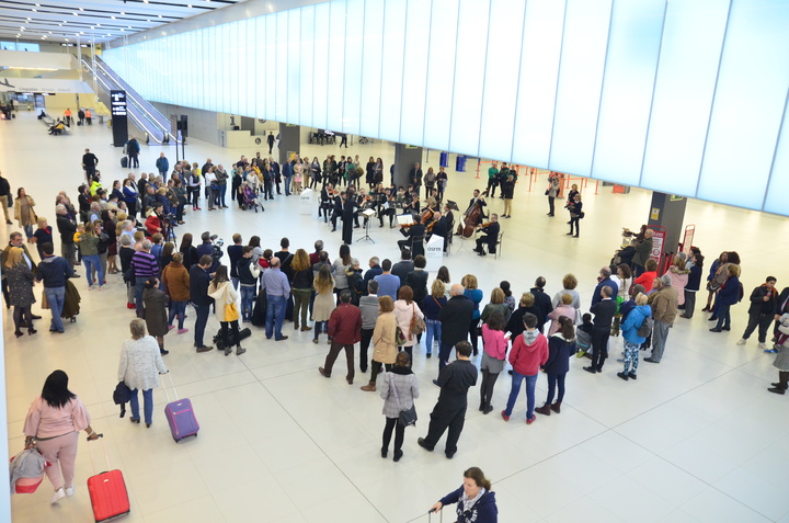 Primer concierto de la Orquesta Sinfónica en el Aeropuerto Internacional