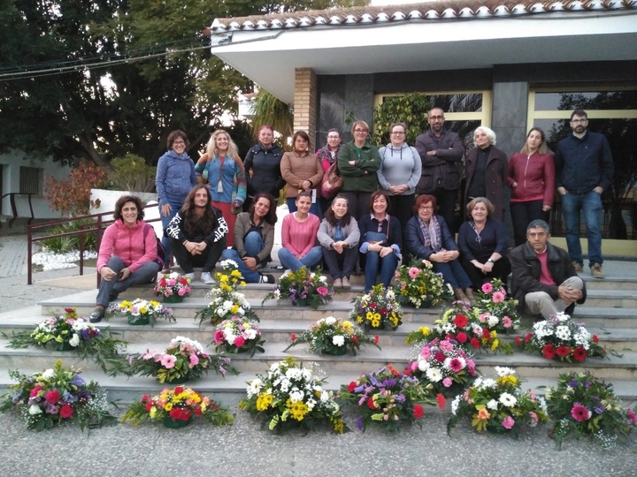 El Centro Integrado de Formación y Experiencias Agrarias (Cifea) de Torre Pacheco imparte un curso de arte floral a 20 personas, en su mayoría mujeres, para su posible salida profesional en el sector de la floristería