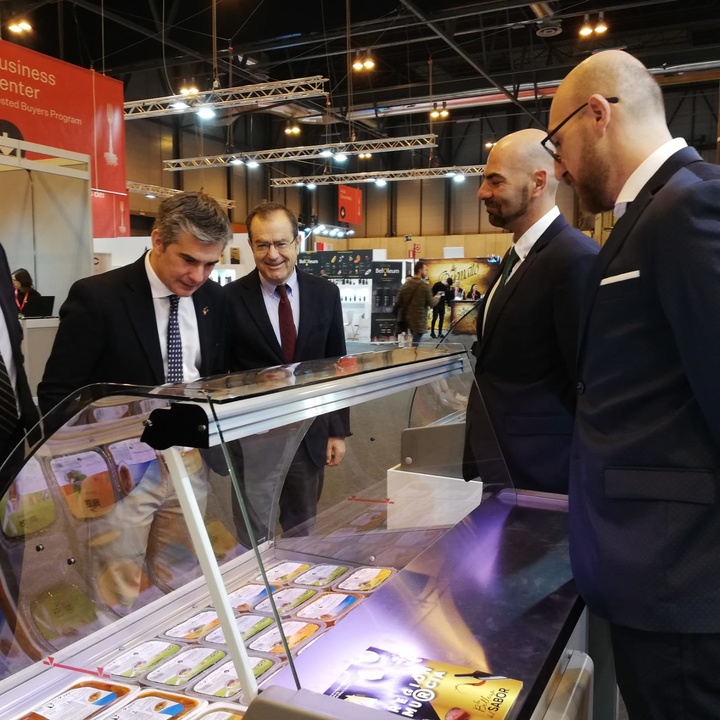 El consejero Miguel Ángel del Amor durante su recorrido por los expositores en el Salón Gourmet