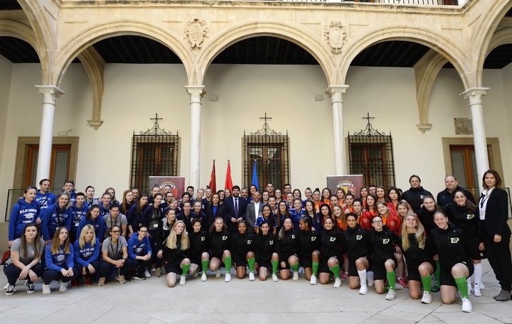 Fernando López Miras recibe a los equipos participantes en la tercera edición del Europeo Femenino de Fútbol Sala Mar Menor 2019