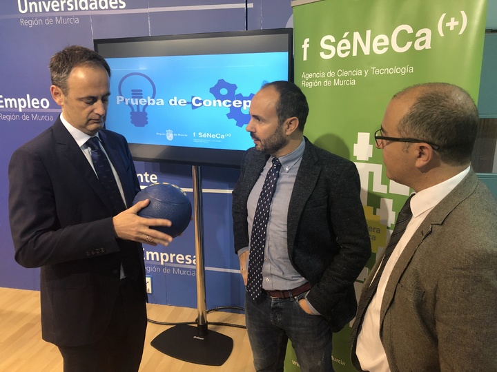 Imagen de la presentación de la convocatoria de ayudas 'Prueba concepto' en la que el director del Centro de Investigación de Alto Rendimiento de la Universidad Católica San Antonio de Murcia, Pedro Alcaraz, ha explicado su experiencia como beneficiario en la anterior edición con el proyecto para desarrollar un balón medicinal inteligente