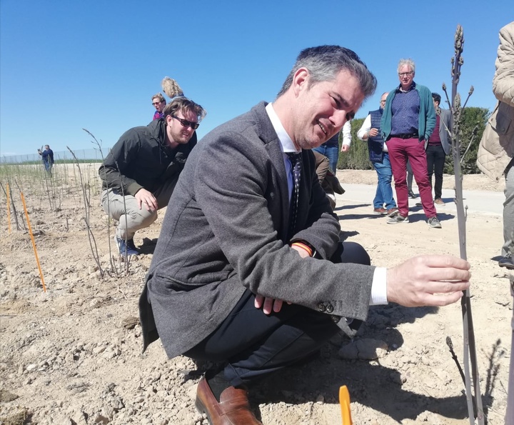 El consejero conoce la finca experimental 'El Algibe' donde se realizan ensayos de genética vegetal con hortalizas al aire libre