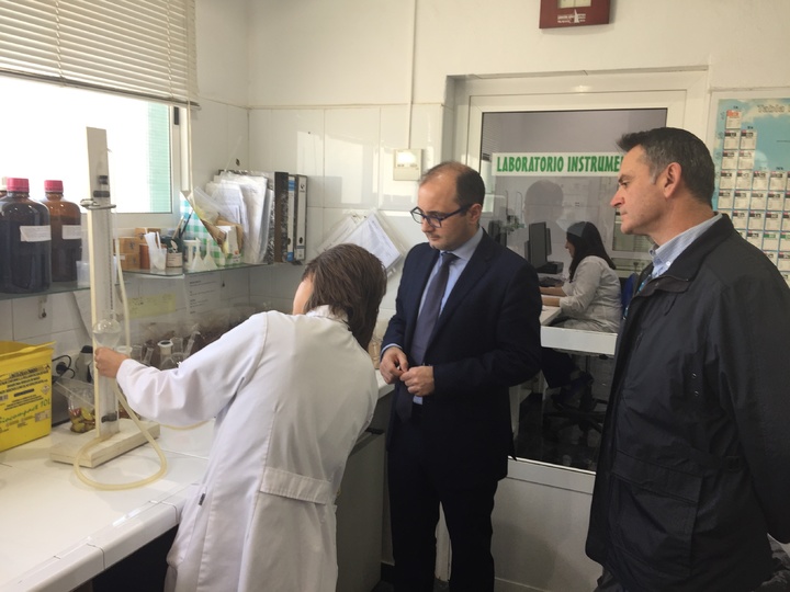 El director del Instituto de Fomento (Info), Joaquín Gómez, visitó hoy la empresa Proyectos Calidad y Medio Ambiente (PCMA), dedicada al desarrollo de software para el ahorro de agua y energía de las empresas del sector agrícola (I)