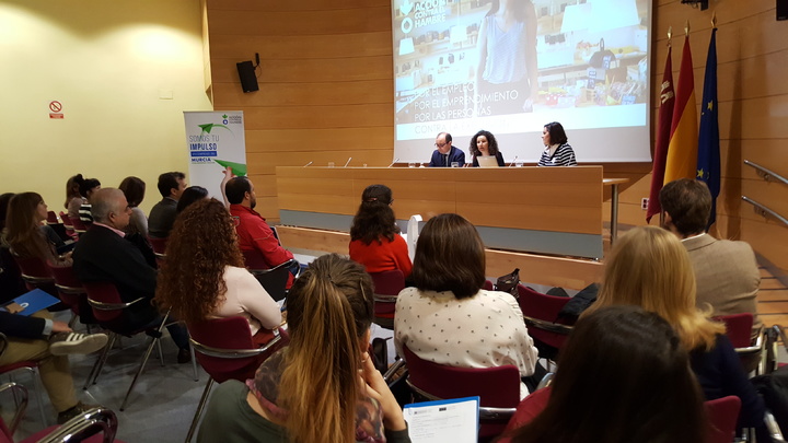 El director del Instituto de Fomento, Joaquín Gómez, inauguró hoy, junto a la delegada de Acción contra el Hambre en la Comunidad Valenciana, Islas Baleares y Región de Murcia, Dolores Marco, la 'Eco jornada de emprendimiento circular', enmarcada en el programa 'Vives Emprende Circular'
