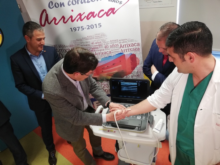 El consejero de Salud, Manuel Villegas, asiste a la entrega del ecógrafo donado por Proexport, la Fundación Colucho y El Corte Inglés, a la Unidad de Oncología Pediátrica del Hospital Virgen de la Arrixaca