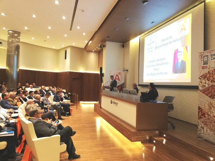 El consejero en la apertura del V Encuentro de la Almendra y la Avellana