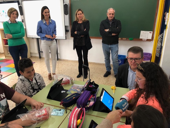 Francisco Martínez con alumnos del programa de Samsung Smart School, en el Centro de Educación Infantil y Primaria Purísima Concepción de El Esparragal de Puerto Lumbreras