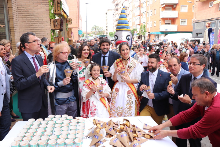 Fernando López Miras asiste a la tradicional degustación de buñuelos con chocolate con motivo de las Fiestas de Primavera de Murcia