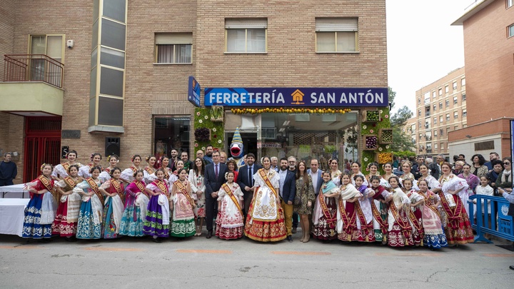 El presidente Fernando López Miras asiste a la tradicional degustación de buñuelos con chocolate con motivo de las Fiestas de Primavera de Murcia (1)