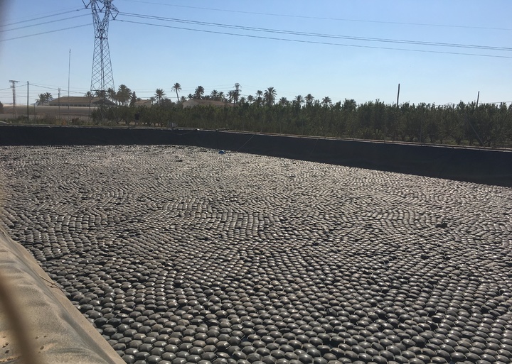 Arana Water Management ha desarrollado un sistema modular flotante para cubrir grandes superficies de agua o líquidos a base de agua que evita las pérdidas por evaporación