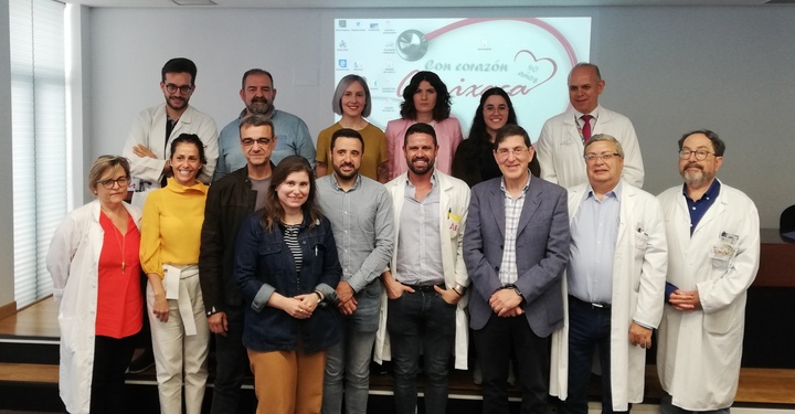 El consejero de Salud, Manuel Villegas, junto a los responsables de los tres proyectos premiados en el concurso de pintura mural 'Pinta la esperanza'