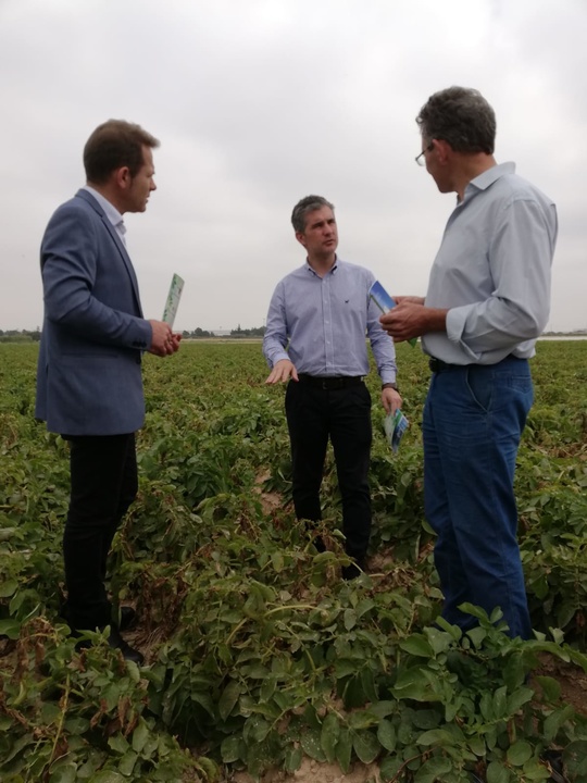 Del Amor junto al alcalde de Torre Pacheco y el dueño de la finca que utiliza esta herramienta en el cultivo de patata