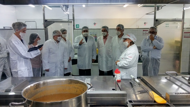 El consejero de Salud, Manuel Villegas, durante su visita a la empresa Serunion